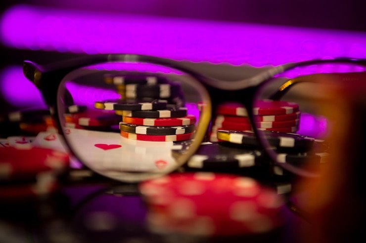 erek 15 mobile app displaying Microgaming slot game library with thumbnails and game titles